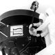 Introduciendo el disco en la sonda. Wikimedia Commons
